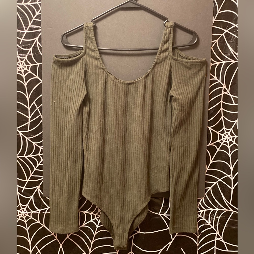 Ribbed cut out shoulder long sleeve body suit